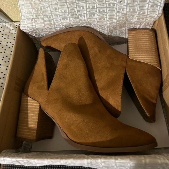 Steve Madden - Picture 3 of 5